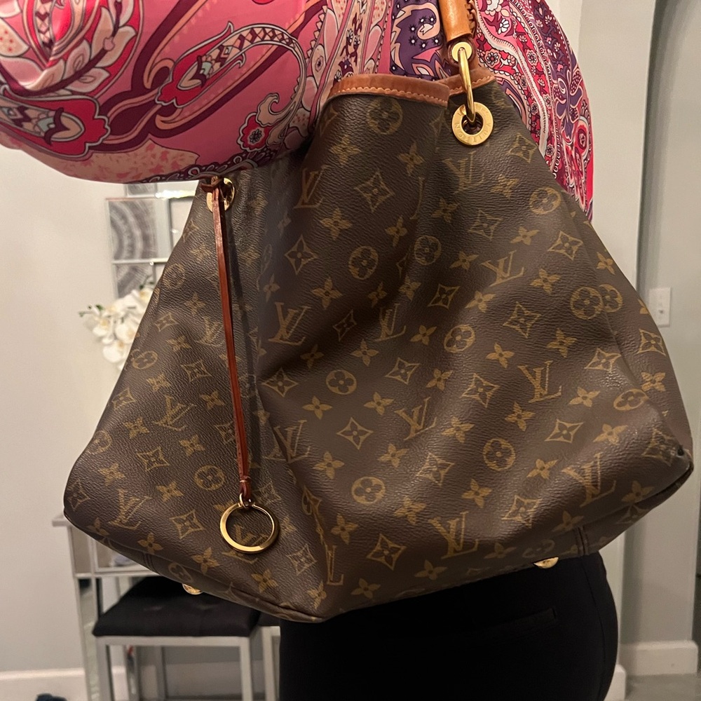 Authentic Louis Vuitton Artsy MM.